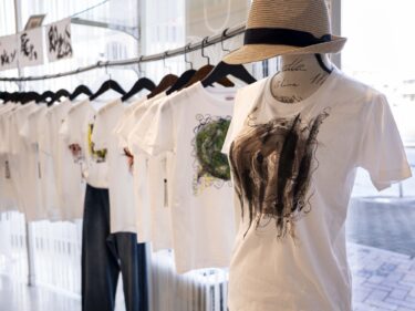 20年ぶりに筆を取る
デザイナー、越野さんのアートTシャツ