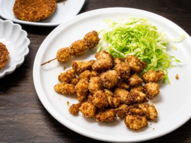 高橋食肉店　
小窓の向こうに油の香り