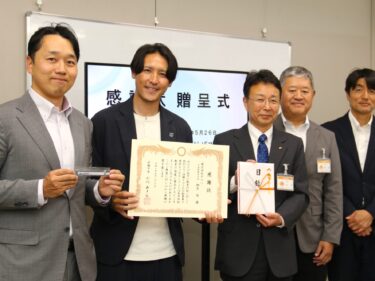ザスパ定規 前橋の全児童に
池下工業とともにプレゼント
