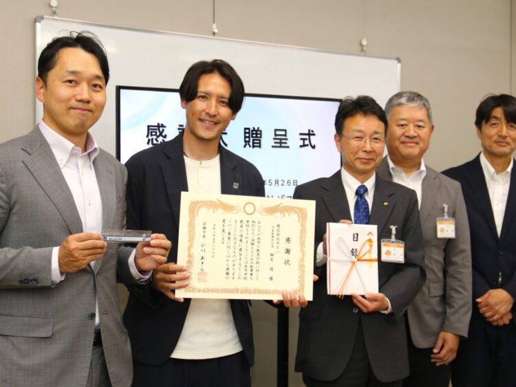 ザスパ定規 前橋の全児童に
池下工業とともにプレゼント
