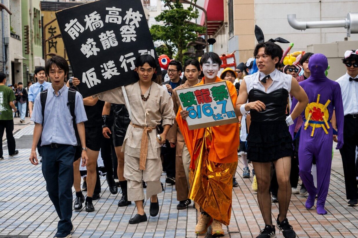 蛟龍祭 60 回目を華々しく
前橋高生100人が仮装行列
