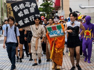 蛟龍祭 60 回目を華々しく
前橋高生100人が仮装行列
