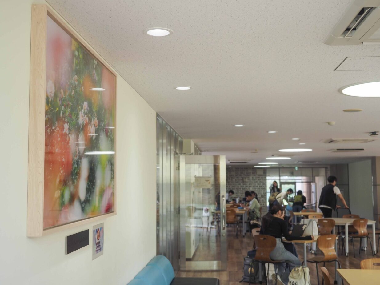 蜷川実花さん まばゆいバラ
群馬大キャンパスに写真展示

