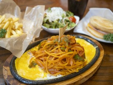 前橋63カフェ  
サボテン壁画とナポリタン