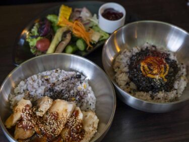 ヤギカフェ　
鶏と黒カレー、二つの妙