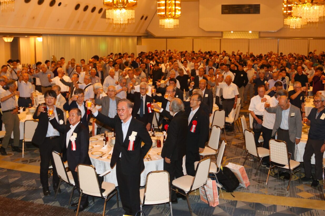 前高 150年へ文武両道貫く
同窓会に450人、再会楽しむ
