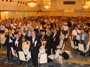 前高 150年へ文武両道貫く
同窓会に450人、再会楽しむ
