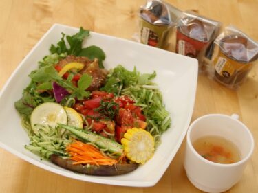 創業カフェ ムーちゃん
夏野菜きらめくトマト麺
