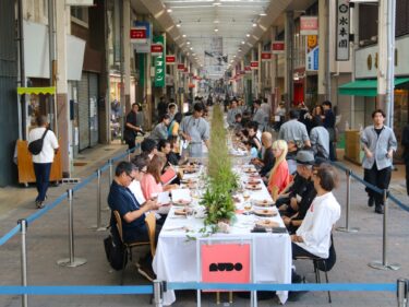 中央通りが一夜限りのレストランに
焚き火を囲む特別な食卓
