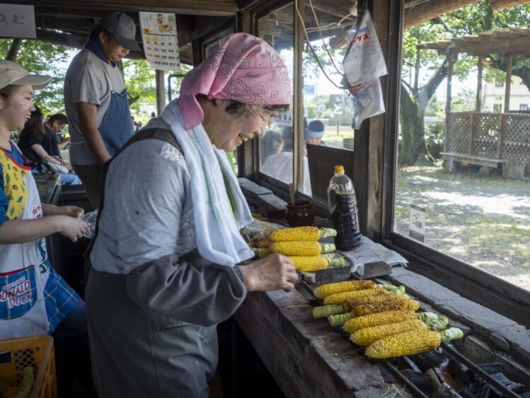 亡き夫と育てた焼きとうもろこし店
NHK WORLDで群馬県を特集
